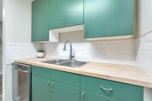 A-5946 45 Avenue, Lacombe, AB - Indoor Photo Showing Kitchen With Double Sink With Upgraded Kitchen