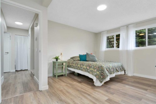 A-5946 45 Avenue, Lacombe, AB - Indoor Photo Showing Bedroom