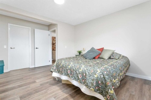 A-5946 45 Avenue, Lacombe, AB - Indoor Photo Showing Bedroom