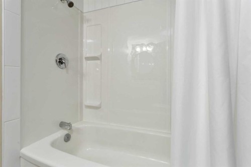 A-5946 45 Avenue, Lacombe, AB - Indoor Photo Showing Bathroom
