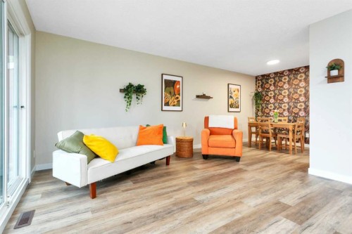 A-5946 45 Avenue, Lacombe, AB - Indoor Photo Showing Living Room