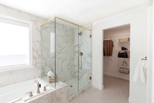43 Marmot Grove Nw, Calgary, AB - Indoor Photo Showing Bathroom