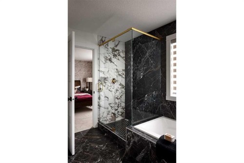 47 Marmot Grove Nw, Calgary, AB - Indoor Photo Showing Bathroom