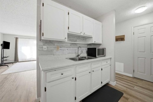 305-19 Bennett Street, Red Deer, AB - Indoor Photo Showing Kitchen With Double Sink