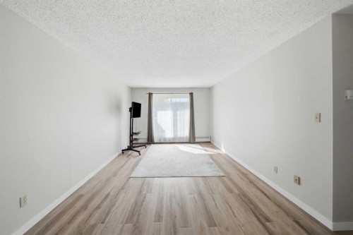 305-19 Bennett Street, Red Deer, AB - Indoor Photo Showing Other Room