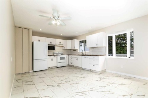 27 Martin Close, Red Deer, AB - Indoor Photo Showing Kitchen