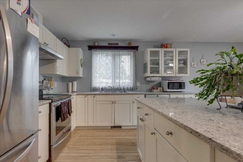 11 West Heights Drive, Didsbury, AB - Indoor Photo Showing Kitchen