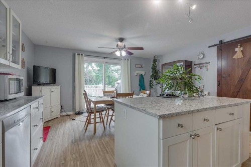 11 West Heights Drive, Didsbury, AB - Indoor Photo Showing Kitchen