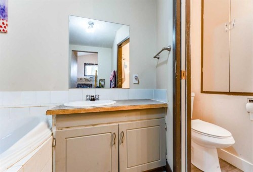 4729 49A Avenue, Lacombe, AB 