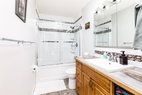 60 Gehrke Close, Red Deer, AB - Indoor Photo Showing Bathroom