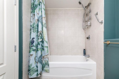 60 Gehrke Close, Red Deer, AB - Indoor Photo Showing Bathroom
