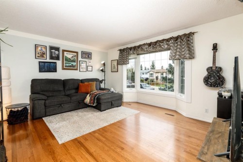 60 Gehrke Close, Red Deer, AB - Indoor Photo Showing Living Room