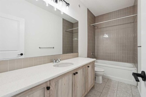 1030 Bayview Crescent Sw, Airdrie, AB - Indoor Photo Showing Bathroom
