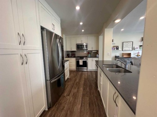 33 Gair Close, Red Deer, AB - Indoor Photo Showing Kitchen With Double Sink With Upgraded Kitchen