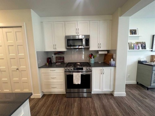 33 Gair Close, Red Deer, AB - Indoor Photo Showing Kitchen