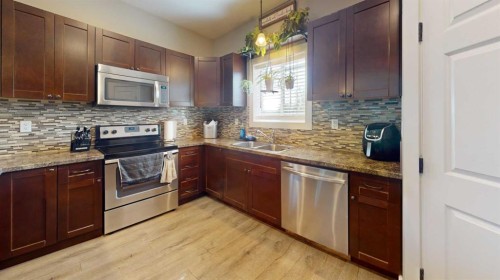 10 Destini Drive, White Sands, AB - Indoor Photo Showing Kitchen With Stainless Steel Kitchen With Double Sink With Upgraded Kitchen