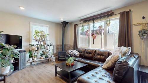 10 Destini Drive, White Sands, AB - Indoor Photo Showing Living Room