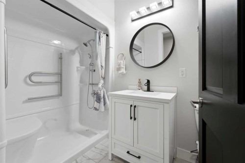 35 Erica Drive, Lacombe, AB - Indoor Photo Showing Bathroom