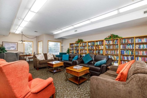 105-4512 52 Avenue, Red Deer, AB - Indoor Photo Showing Living Room