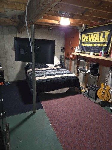 C-3 Grant Street, Red Deer, AB - Indoor Photo Showing Bedroom