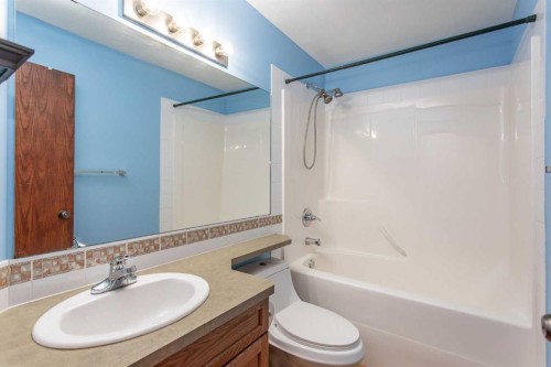 273 Kendrew Drive, Red Deer, AB - Indoor Photo Showing Bathroom