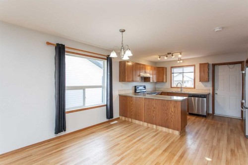 273 Kendrew Drive, Red Deer, AB - Indoor Photo Showing Kitchen