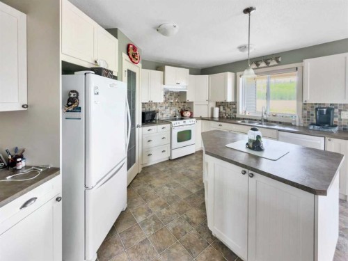 128 12 Ave Ne, Sundre, AB - Indoor Photo Showing Kitchen