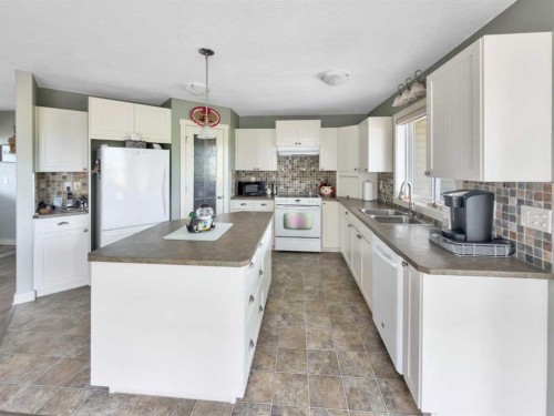 128 12 Ave Ne, Sundre, AB - Indoor Photo Showing Kitchen With Double Sink
