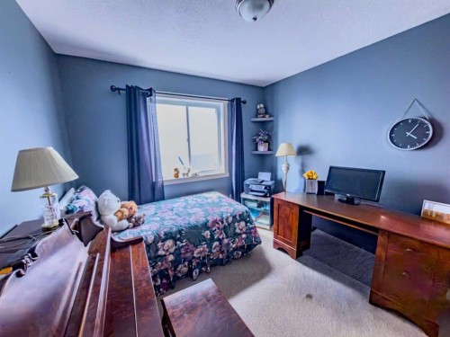 128 12 Ave Ne, Sundre, AB - Indoor Photo Showing Bedroom