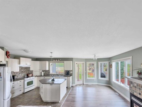 128 12 Ave Ne, Sundre, AB - Indoor Photo Showing Kitchen