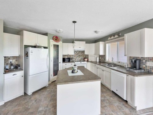 128 12 Ave Ne, Sundre, AB - Indoor Photo Showing Kitchen With Double Sink