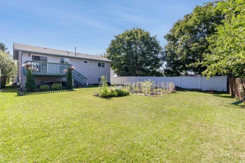 2100 25 Avenue, Bowden, AB - Outdoor With Deck Patio Veranda