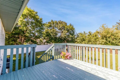 2100 25 Avenue, Bowden, AB - Outdoor With Deck Patio Veranda