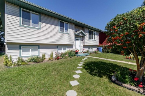 2100 25 Avenue, Bowden, AB - Outdoor