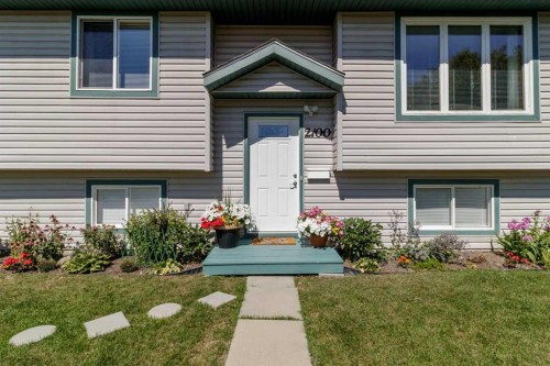 2100 25 Avenue, Bowden, AB - Outdoor