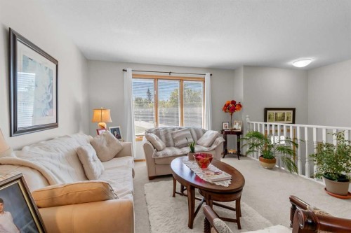 2100 25 Avenue, Bowden, AB - Indoor Photo Showing Living Room