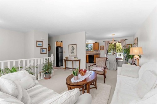 2100 25 Avenue, Bowden, AB - Indoor Photo Showing Living Room