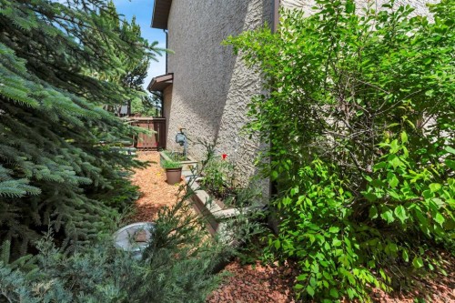 19 Mayberry Close, Red Deer, AB - Outdoor