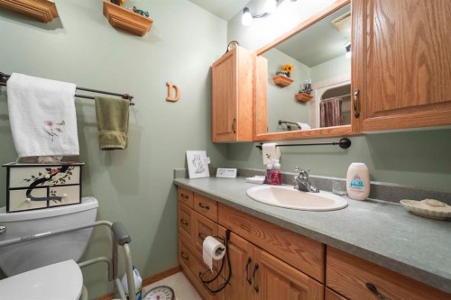 6209 34 Avenue, Camrose, AB - Indoor Photo Showing Bathroom