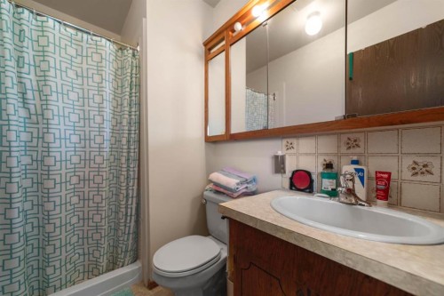 6209 34 Avenue, Camrose, AB - Indoor Photo Showing Bathroom