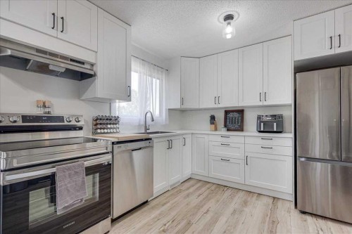 22 Greenham Drive, Red Deer, AB - Indoor Photo Showing Kitchen With Upgraded Kitchen