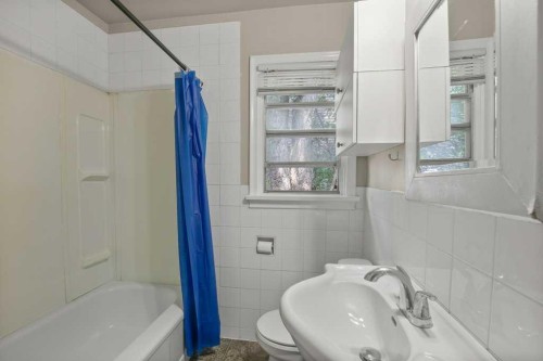 5330 42A Avenue, Red Deer, AB - Indoor Photo Showing Bathroom