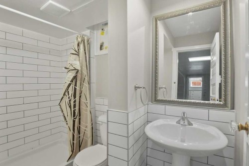 5330 42A Avenue, Red Deer, AB - Indoor Photo Showing Bathroom