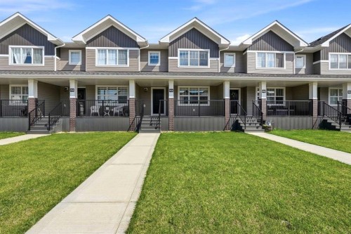 254 Halifax Close  Penhold, AB T0M 1R0