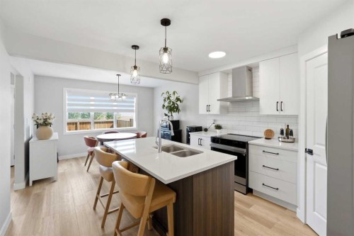 254 Halifax Close, Penhold, AB - Indoor Photo Showing Kitchen With Double Sink With Upgraded Kitchen