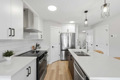 254 Halifax Close, Penhold, AB - Indoor Photo Showing Kitchen With Double Sink With Upgraded Kitchen