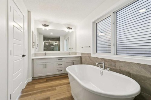 467 Buffaloberry Manor Se, Calgary, AB - Indoor Photo Showing Bathroom