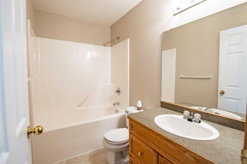 19 Fulmar Close, Sylvan Lake, AB - Indoor Photo Showing Bathroom