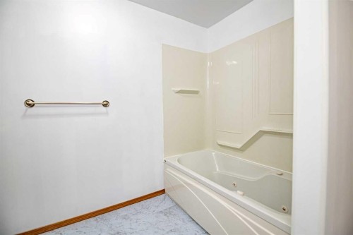 19 Fulmar Close, Sylvan Lake, AB - Indoor Photo Showing Bathroom