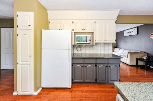 68 Elliott Drive, Camrose, AB - Indoor Photo Showing Kitchen